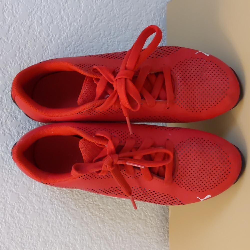 Red Ferrari puma. Size 6.5